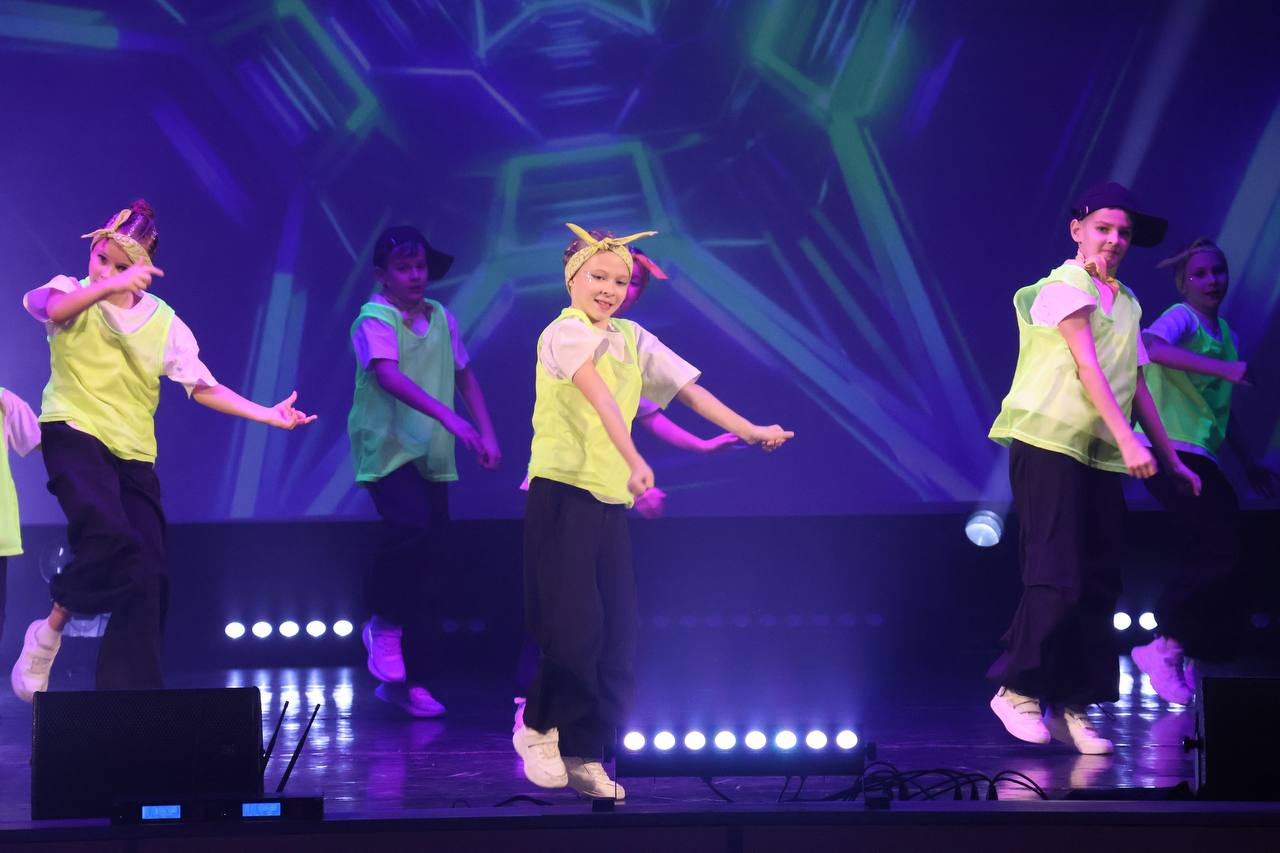 «Новогоднее волшебство». 12 декабря на сцене Дворца культуры им.Д.Н.Медведева, состоялась новогодняя ШОУ-ПРОГРАММА Образцового ансамбля эстрадного танца "Матрица", а также артистов и творческих коллективов нашего Дворца «Новогоднее волшебство». 12 декабря на сцене Дворца культуры им.Д.Н.Медведева, состоялась новогодняя ШОУ-ПРОГРАММА Образцового ансамбля эстрадного танца "Матрица", а также артистов и творческих коллективов нашего Дворца