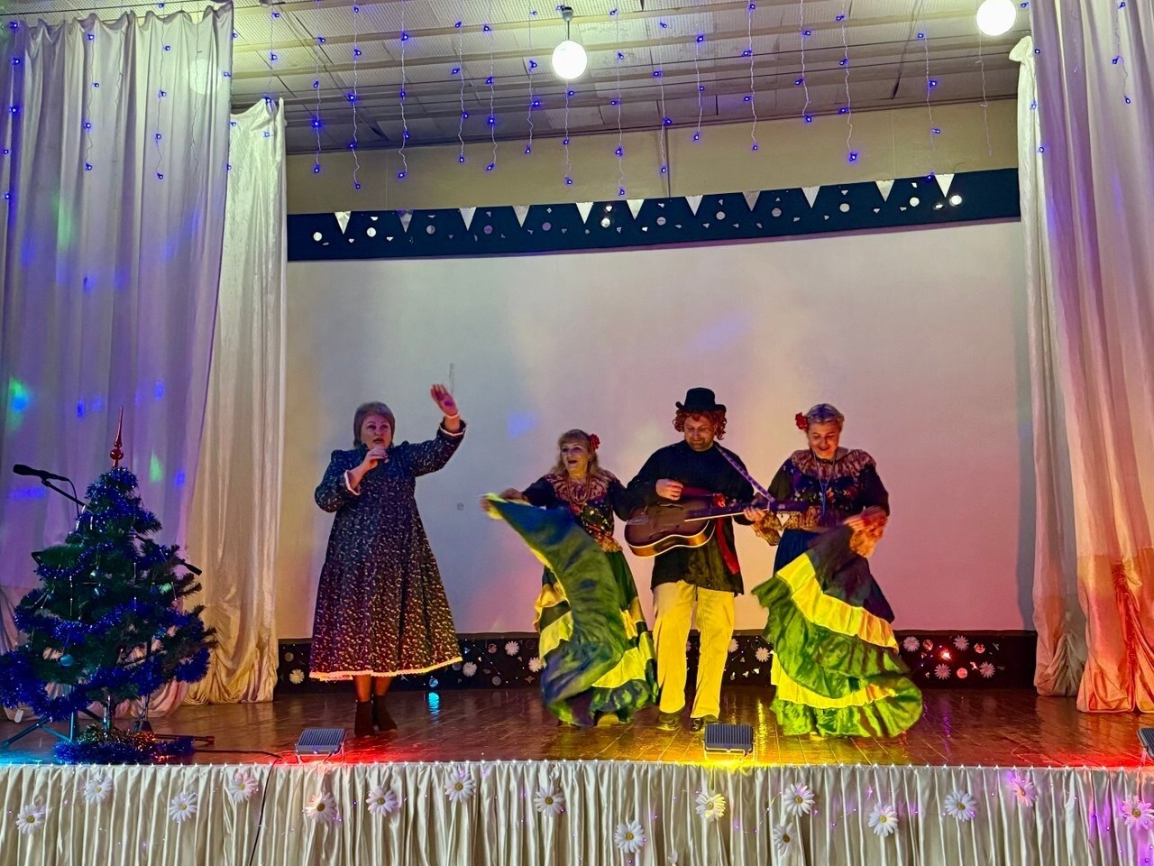 "Мне через сердце виден мир" — под таким названием в Дарковичском доме-интернате для престарелых и инвалидов прошёл концерт, посвящённый Дню инвалидов "Мне через сердце виден мир" — под таким названием в Дарковичском доме-интернате для престарелых и инвалидов прошёл концерт, посвящённый Дню инвалидов