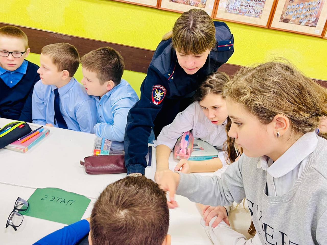 В Клинцах транспортные полицейские провели игру-викторину «Знатоки России», посвященную Дню Конституции В Клинцах транспортные полицейские провели игру-викторину «Знатоки России», посвященную Дню Конституции