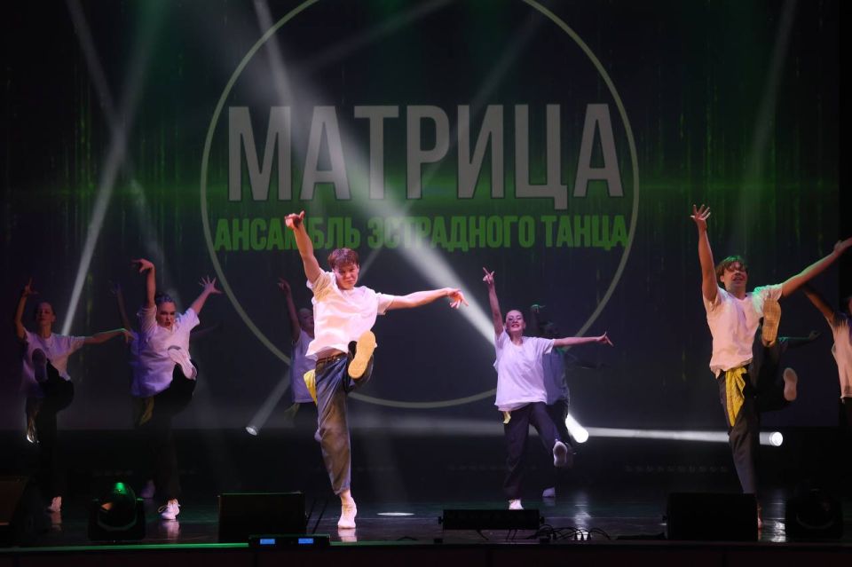 «Новогоднее волшебство». 12 декабря на сцене Дворца культуры им.Д.Н.Медведева, состоялась новогодняя ШОУ-ПРОГРАММА Образцового ансамбля эстрадного танца "Матрица", а также артистов и творческих коллективов нашего Дворца