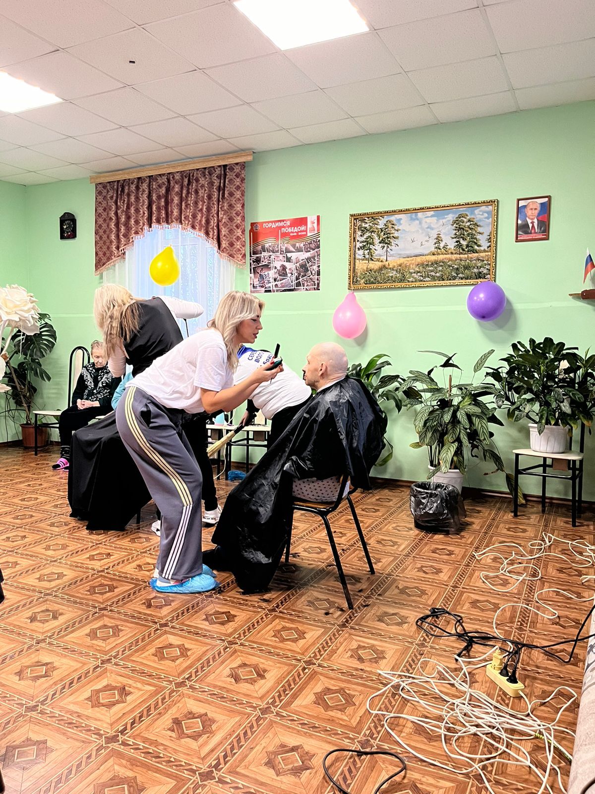 Волонтеры "серебряного" возраста из ГБУ КЦСОН Брасовского района, при поддержке парикмахеров-добровольцев, организовали визит в Глодневский дом-интернат