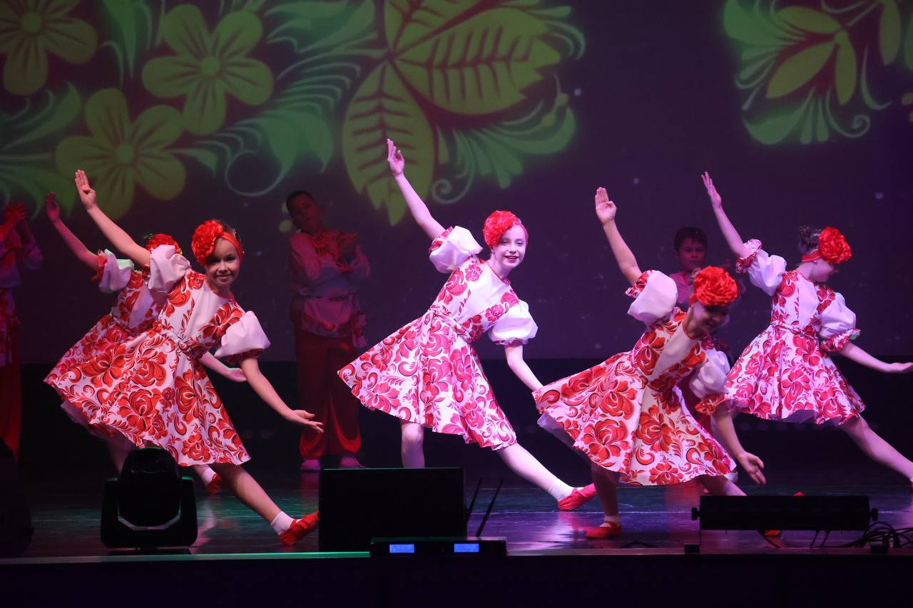 «Новогоднее волшебство». 12 декабря на сцене Дворца культуры им.Д.Н.Медведева, состоялась новогодняя ШОУ-ПРОГРАММА Образцового ансамбля эстрадного танца "Матрица", а также артистов и творческих коллективов нашего Дворца «Новогоднее волшебство». 12 декабря на сцене Дворца культуры им.Д.Н.Медведева, состоялась новогодняя ШОУ-ПРОГРАММА Образцового ансамбля эстрадного танца "Матрица", а также артистов и творческих коллективов нашего Дворца