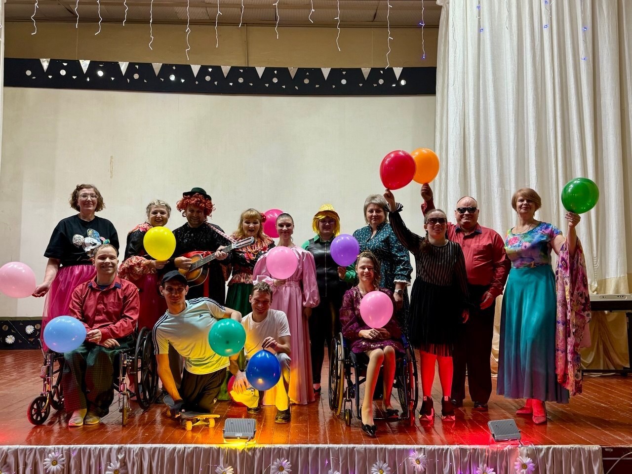 "Мне через сердце виден мир" — под таким названием в Дарковичском доме-интернате для престарелых и инвалидов прошёл концерт, посвящённый Дню инвалидов