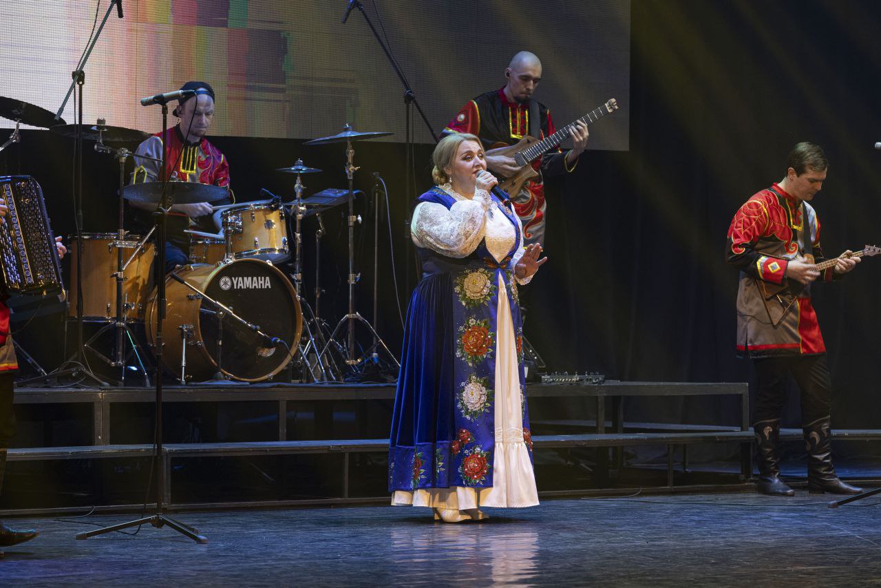 «Будем жить!». Вчера на сцене к/з «Дружба» состоялся сольный концерт ансамбля русских народных инструментов «Надея» и солистки Надежды Ноздрачёвой «Будем жить!». Вчера на сцене к/з «Дружба» состоялся сольный концерт ансамбля русских народных инструментов «Надея» и солистки Надежды Ноздрачёвой