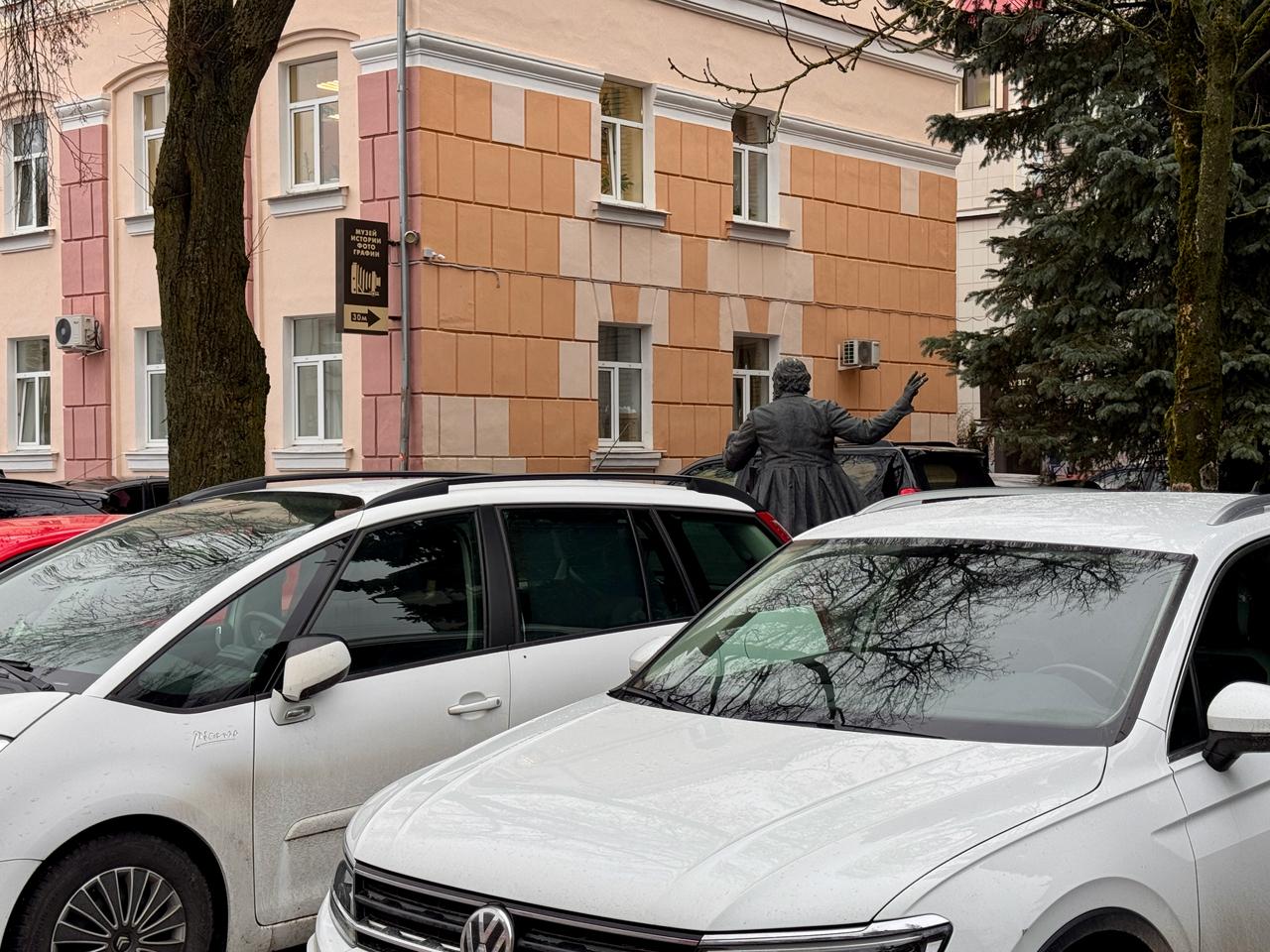 Памятник фотографу в Брянске возле Брянского музея истории фотографии (кстати, отличный музей, рекомендуем посетить) в будние дни оказывается один на один с припаркованными авто