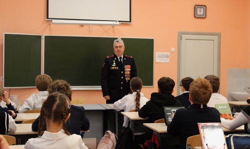В Брянске в школе № 3 ветеран боевых действий в Северо-Кавказском регионе подполковник внутренней службы в запасе Вячеслав Борисов провел «Урок Мужества»