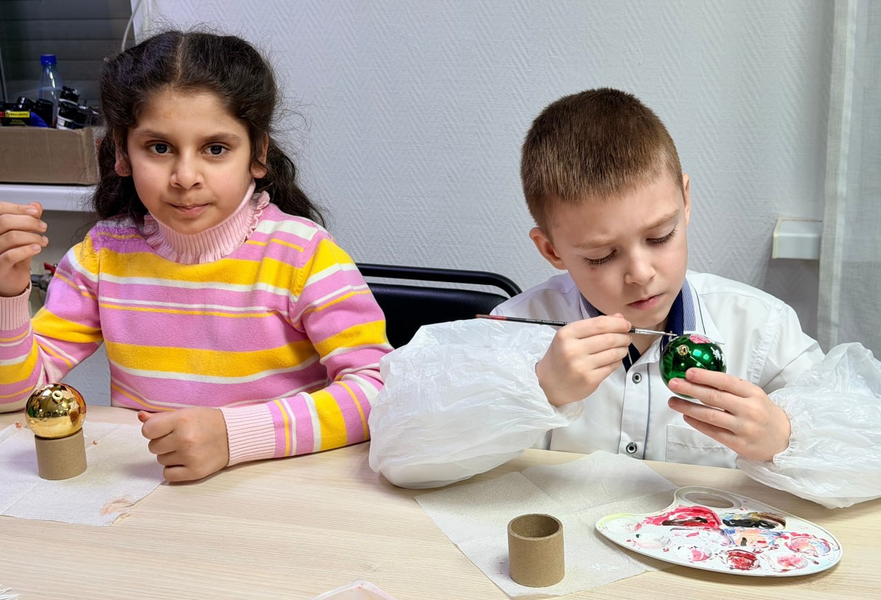 Помощник руководителя следственного управления СК России по Брянской области организовала для детей мастер-класс по росписи елочной игрушки Помощник руководителя следственного управления СК России по Брянской области организовала для детей мастер-класс по росписи елочной игрушки