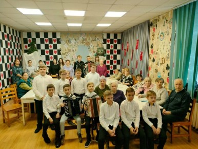 НОВОГОДНЕЕ НАСТРОЕНИЕ. В Комплексном центре социального обслуживания населения города Брянска царила особая атмосфера — сюда с творческим визитом пришли учащиеся Детской школы искусств №1 им.Т.П.Николаевой