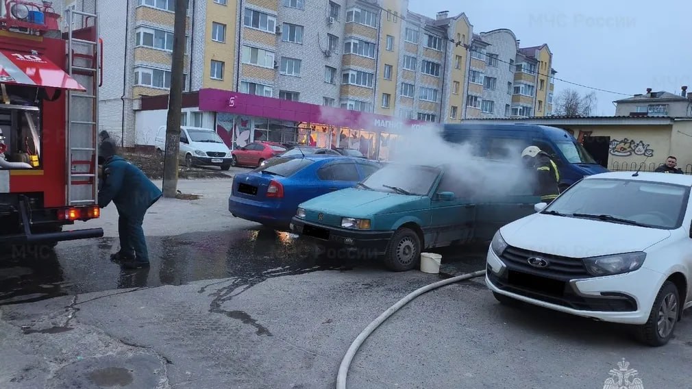 В Клинцах огнеборцы потушили горящий автомобиль