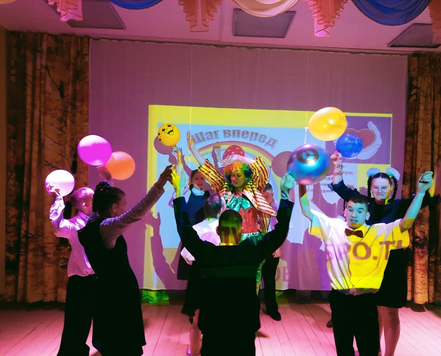 В ГБСУСОН "Дубровский детский дом-интернат для умственно отсталых детей" особое внимание уделяется праздникам, которые дарят радость и тепло В ГБСУСОН "Дубровский детский дом-интернат для умственно отсталых детей" особое внимание уделяется праздникам, которые дарят радость и тепло