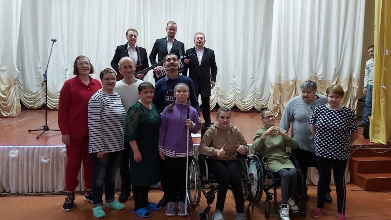 В гостях в Дарковичском доме-интернате для престарелых и инвалидов побывал легендарный вокально-инструментальный ансамбль «Стожары», который получил высокое звание «Народный» в 1978 году, а в 1983 году ансамблю было...