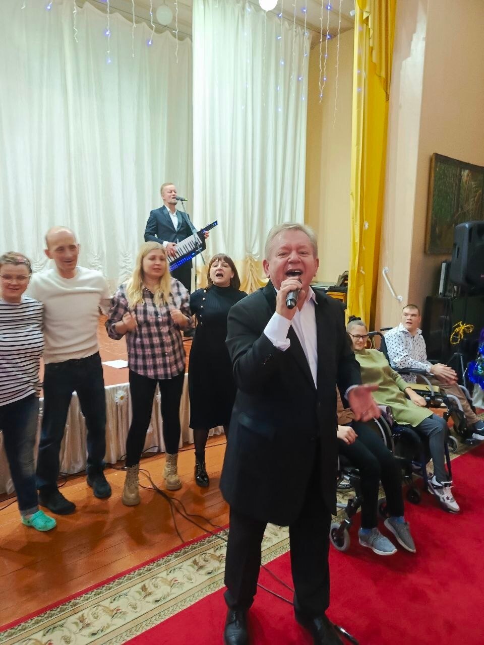 В гостях в Дарковичском доме-интернате для престарелых и инвалидов побывал легендарный вокально-инструментальный ансамбль «Стожары», который получил высокое звание «Народный» в 1978 году, а в 1983 году ансамблю было... В гостях в Дарковичском доме-интернате для престарелых и инвалидов побывал легендарный вокально-инструментальный ансамбль «Стожары», который получил высокое звание «Народный» в 1978 году, а в 1983 году ансамблю было...