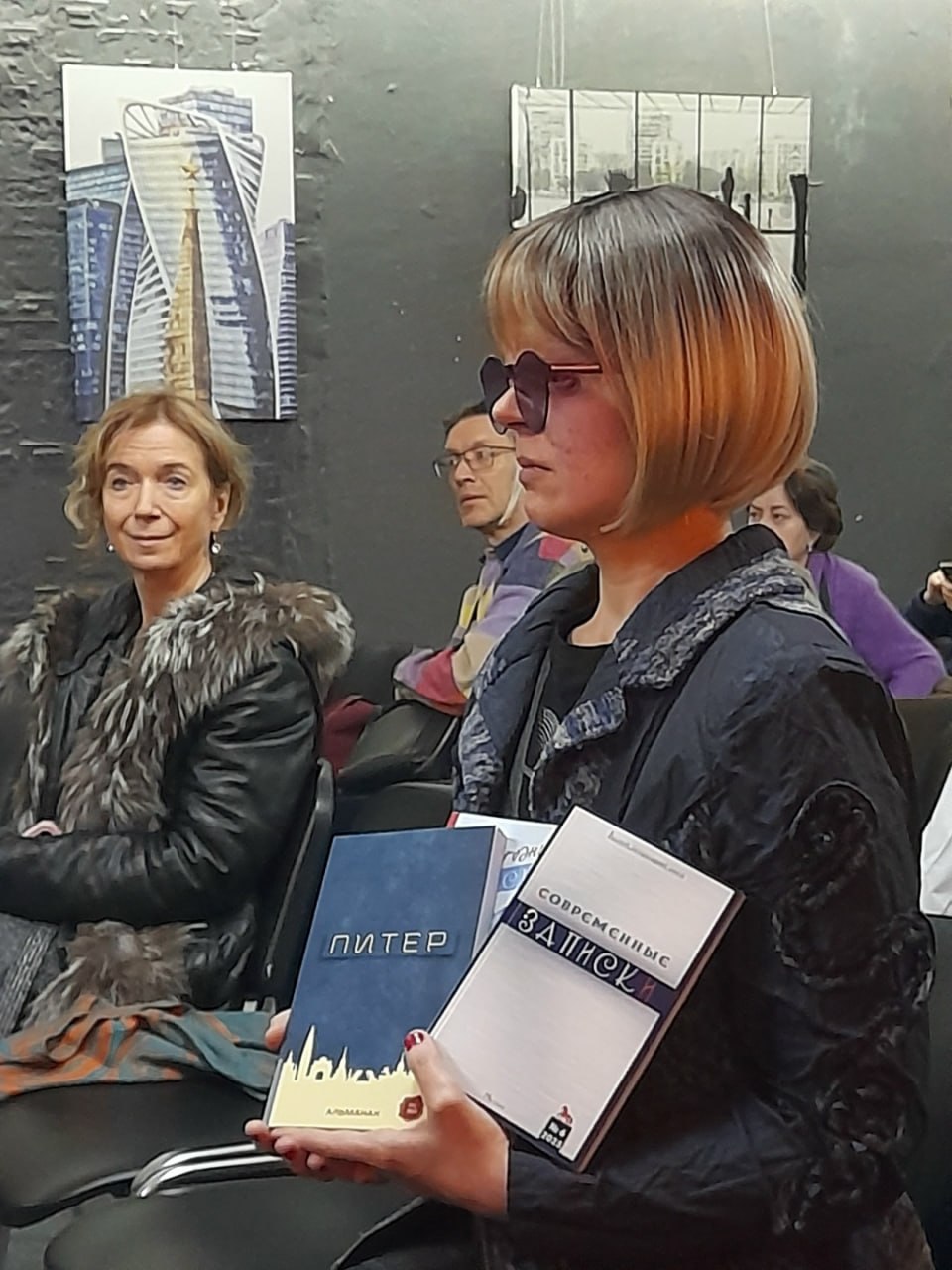 Известная брянская поэтесса, певица Карина Жакова недавно стала приглашенной участницей литературного салона «Архитекторы мысли» в рамках встречи активистов Русского литературного центра Известная брянская поэтесса, певица Карина Жакова недавно стала приглашенной участницей литературного салона «Архитекторы мысли» в рамках встречи активистов Русского литературного центра