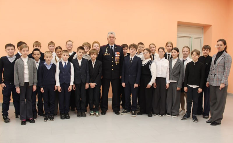 В Брянске в школе № 3 ветеран боевых действий в Северо-Кавказском регионе подполковник внутренней службы в запасе Вячеслав Борисов провел «Урок Мужества» В Брянске в школе № 3 ветеран боевых действий в Северо-Кавказском регионе подполковник внутренней службы в запасе Вячеслав Борисов провел «Урок Мужества»