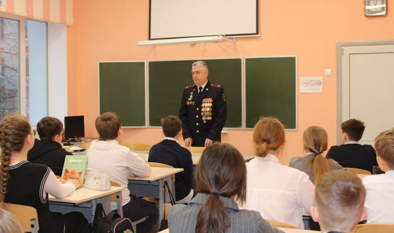 В Брянске в школе № 3 ветеран боевых действий в Северо-Кавказском регионе подполковник внутренней службы в запасе Вячеслав Борисов провел «Урок Мужества» В Брянске в школе № 3 ветеран боевых действий в Северо-Кавказском регионе подполковник внутренней службы в запасе Вячеслав Борисов провел «Урок Мужества»