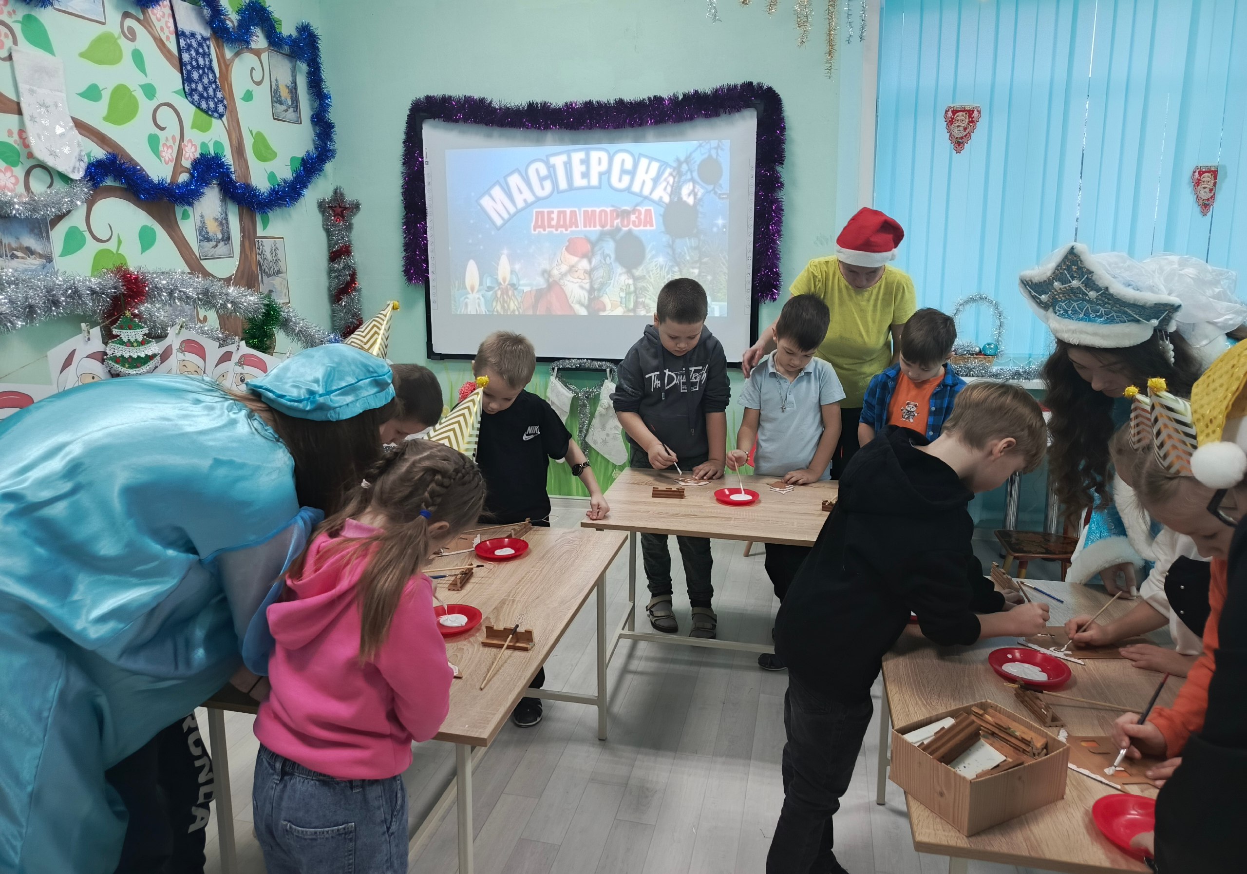 В детском саду МБОУ-ПРОГИМНАЗИЯ №1 открылась Мастерская Деда Мороза — это место, где дети могут почувствовать себя настоящими волшебниками, ведь они помогают Деду Морозу готовиться к Новому году и делают мир вокруг ярче и... В детском саду МБОУ-ПРОГИМНАЗИЯ №1 открылась Мастерская Деда Мороза — это место, где дети могут почувствовать себя настоящими волшебниками, ведь они помогают Деду Морозу готовиться к Новому году и делают мир вокруг ярче и...