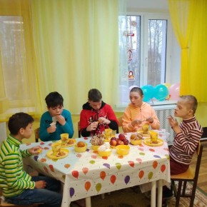 В ГБСУСОН "Дубровский детский дом-интернат для умственно отсталых детей" в группе "Вишенка" прошел тематический досуг "Мы дарим Вам тепло души"