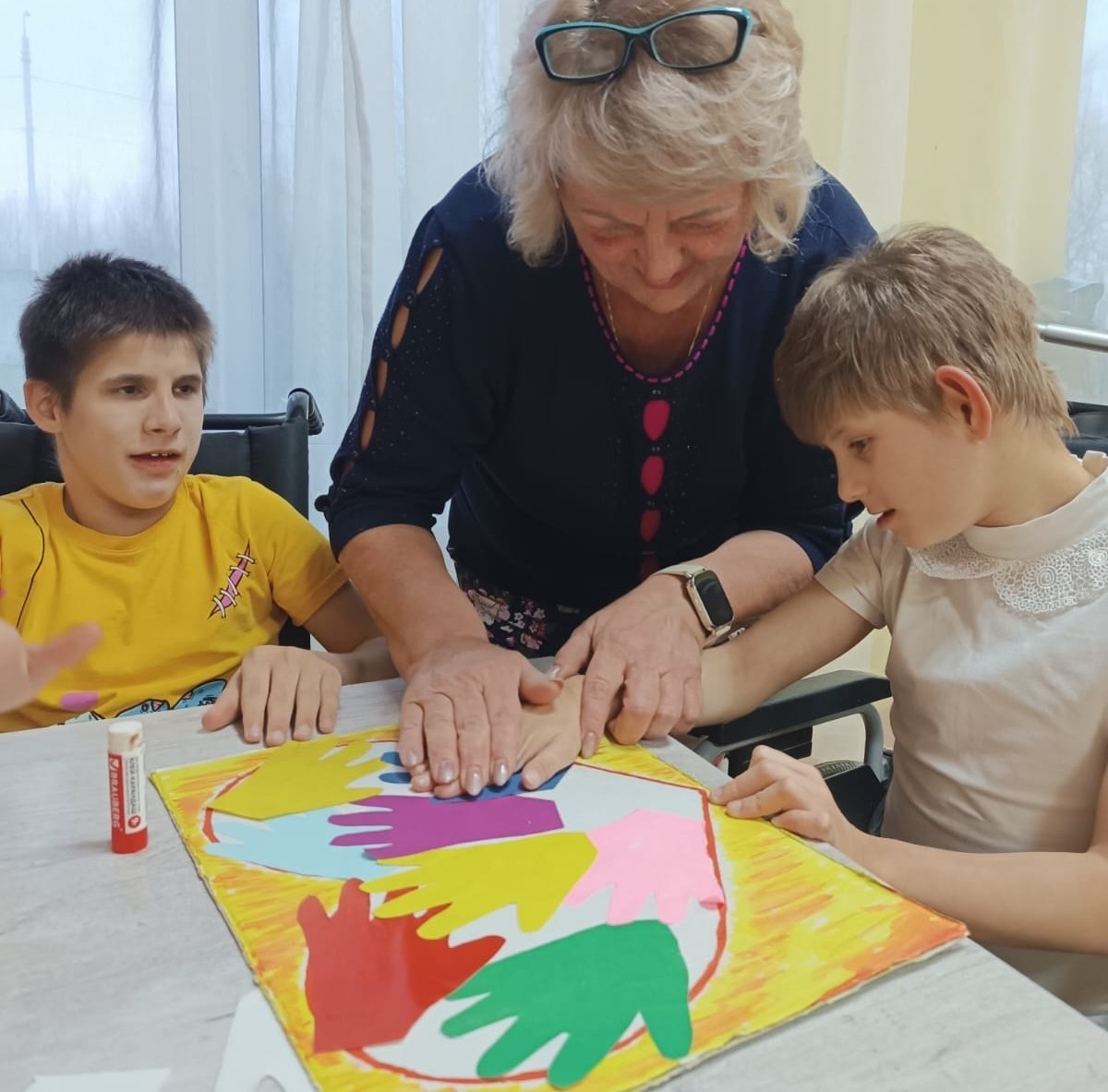 Я держу в ладошках солнце! Я держу в ладошках солнце!