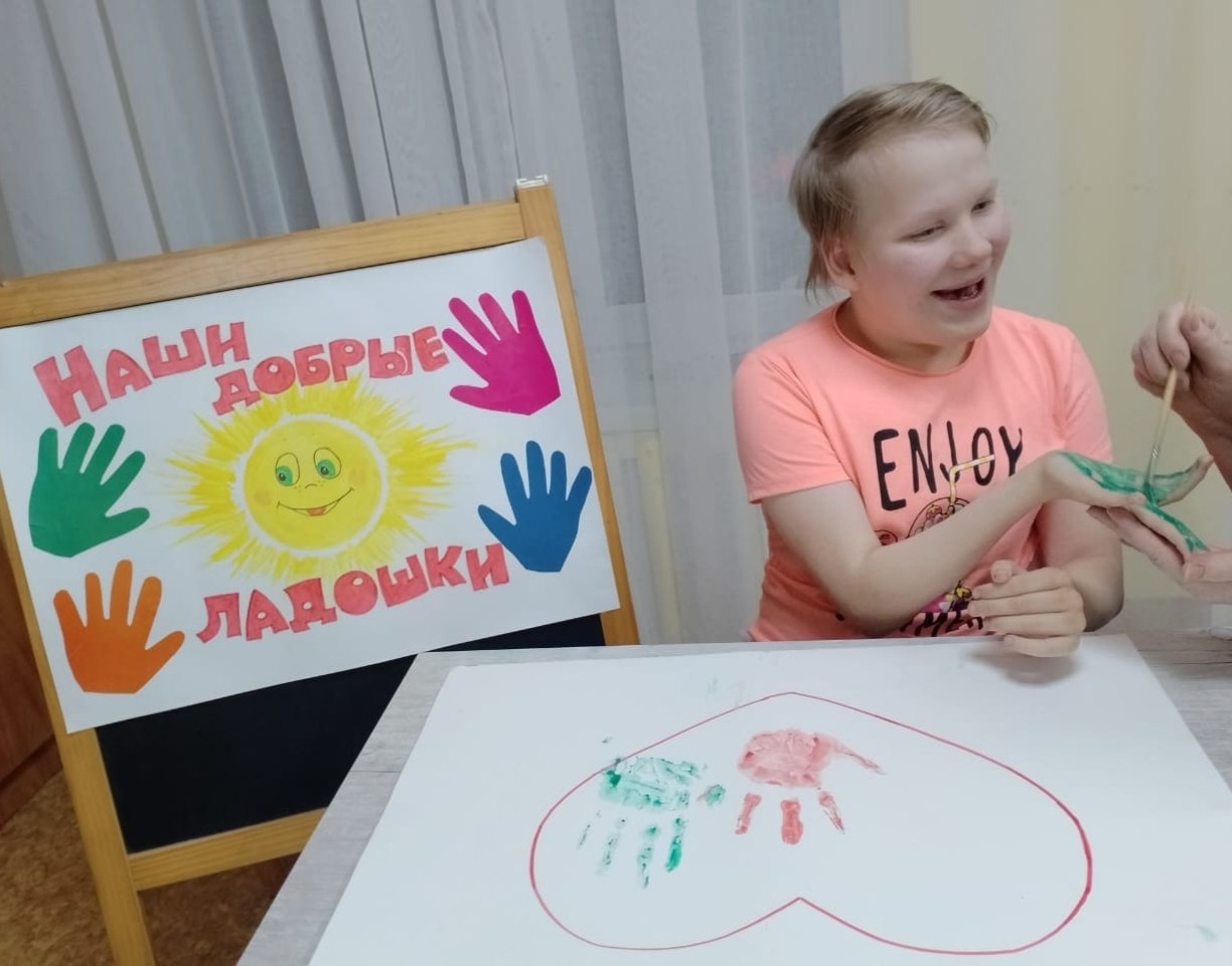 Я держу в ладошках солнце! Я держу в ладошках солнце!