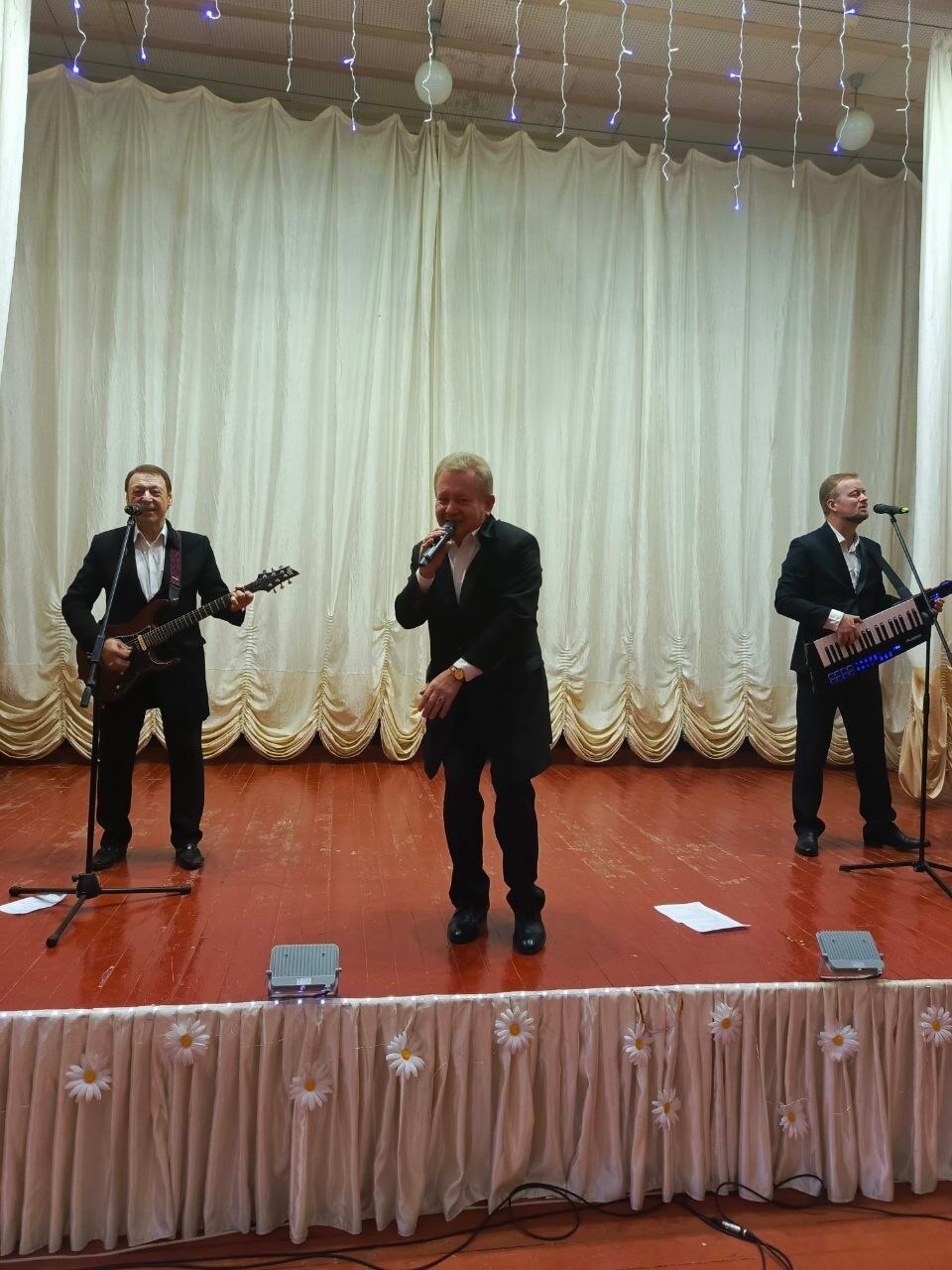 В гостях в Дарковичском доме-интернате для престарелых и инвалидов побывал легендарный вокально-инструментальный ансамбль «Стожары», который получил высокое звание «Народный» в 1978 году, а в 1983 году ансамблю было... В гостях в Дарковичском доме-интернате для престарелых и инвалидов побывал легендарный вокально-инструментальный ансамбль «Стожары», который получил высокое звание «Народный» в 1978 году, а в 1983 году ансамблю было...