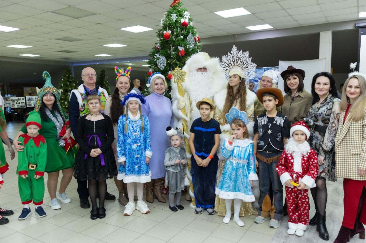 Инна Мухина: В Новозыбкове прошел Семейный новогодний маскарад, который собрал на театрализованное представление свыше 160 детей из многодетных семей и семей в трудной жизненной ситуации