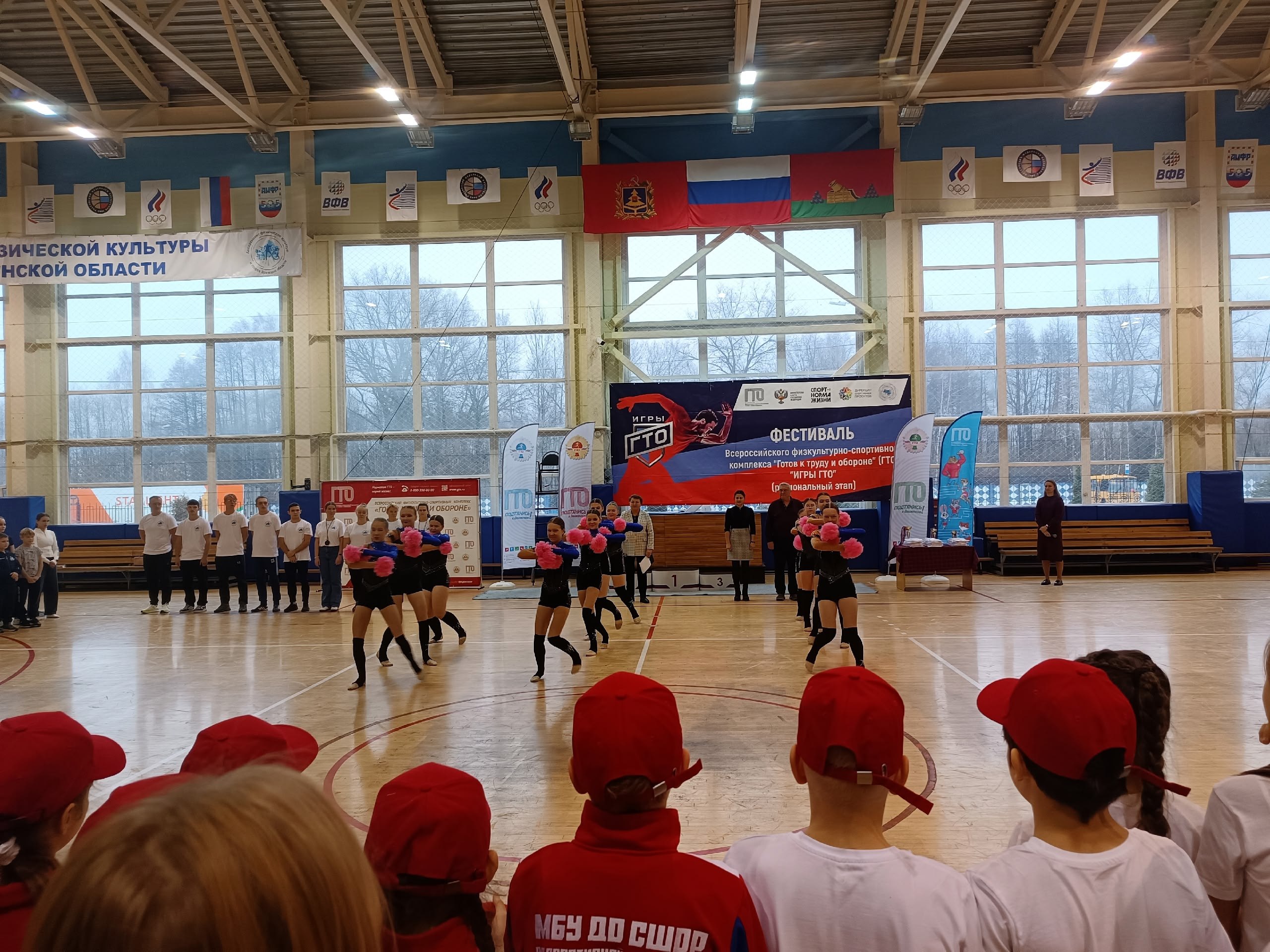 11 декабря в стенах Спортивно-оздоровительного комплекса «Брянск» 26 муниципальных команд, состоящих из участников возраста 9-12 лет, сразились в региональном Фестивале ВФСК ГТО «Игры ГТО – дети» 11 декабря в стенах Спортивно-оздоровительного комплекса «Брянск» 26 муниципальных команд, состоящих из участников возраста 9-12 лет, сразились в региональном Фестивале ВФСК ГТО «Игры ГТО – дети»