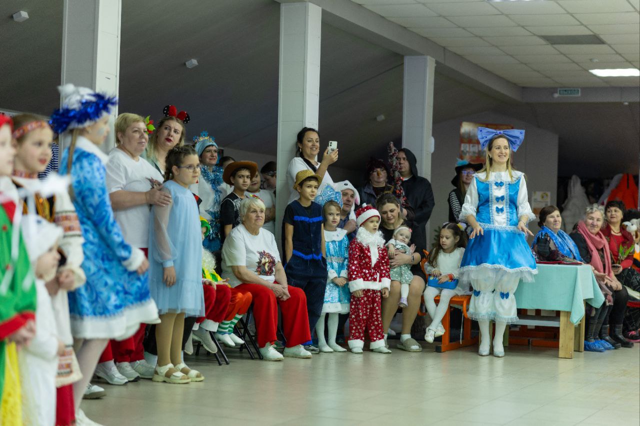 Инна Мухина: В Новозыбкове прошел Семейный новогодний маскарад, который собрал на театрализованное представление свыше 160 детей из многодетных семей и семей в трудной жизненной ситуации Инна Мухина: В Новозыбкове прошел Семейный новогодний маскарад, который собрал на театрализованное представление свыше 160 детей из многодетных семей и семей в трудной жизненной ситуации