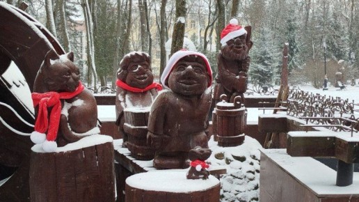 Мыши, кот и мельники в парке Брянска получили праздничные зимние наряды