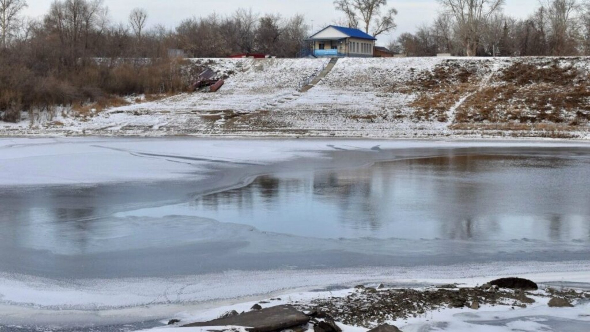 Жителей Брянска предупредили об опасности выхода на тонкий лёд
