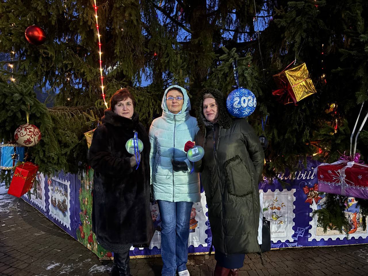 Праздничное настроение своим выступлением создавали участники образцового хореографического ансамбля «Шалуньи» Стародубской школы искусств (руководитель Л.В. Воловик), многочисленные сказочные персонажи и, конечно же... Праздничное настроение своим выступлением создавали участники образцового хореографического ансамбля «Шалуньи» Стародубской школы искусств (руководитель Л.В. Воловик), многочисленные сказочные персонажи и, конечно же...