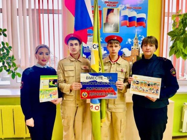 Сотрудники Госавтоинспекции совместно с сотрудниками ЛПП на железнодорожной станции Клинцы и ЛОП на ж. д. станции Унеча Брянского ЛО МВД России на транспорте провели игру-викторину «Знатоки России»