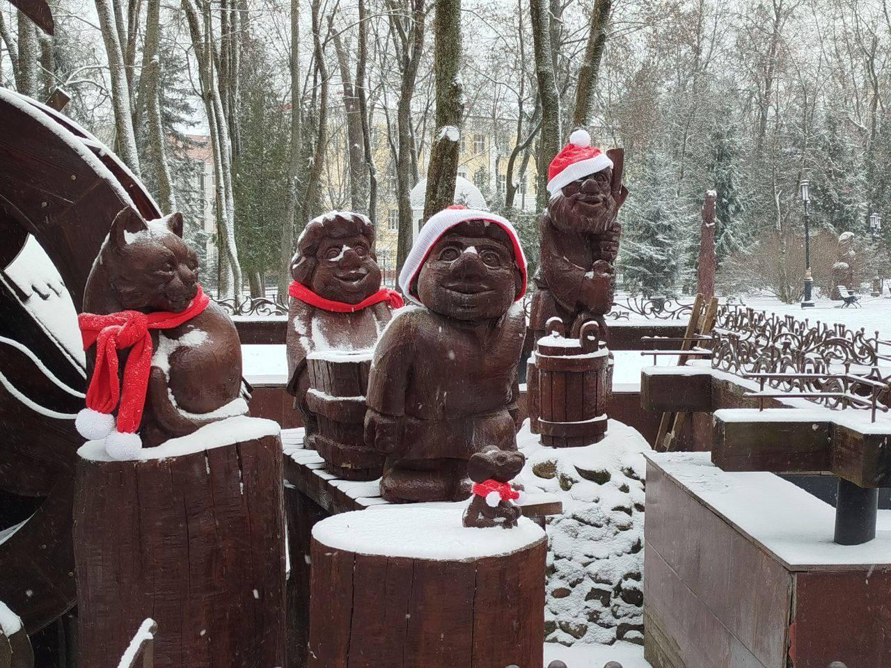 В парке-музее им. А. К. Толстого сказочных героев фонтана утеплили к зиме: мельники, кот и мыши обзавелись шапками и шарфами
