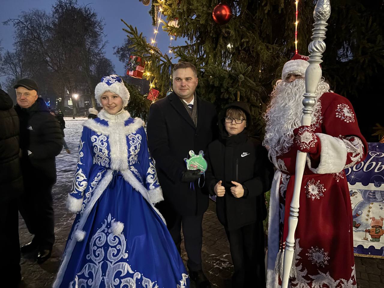 Праздничное настроение своим выступлением создавали участники образцового хореографического ансамбля «Шалуньи» Стародубской школы искусств (руководитель Л.В. Воловик), многочисленные сказочные персонажи и, конечно же... Праздничное настроение своим выступлением создавали участники образцового хореографического ансамбля «Шалуньи» Стародубской школы искусств (руководитель Л.В. Воловик), многочисленные сказочные персонажи и, конечно же...