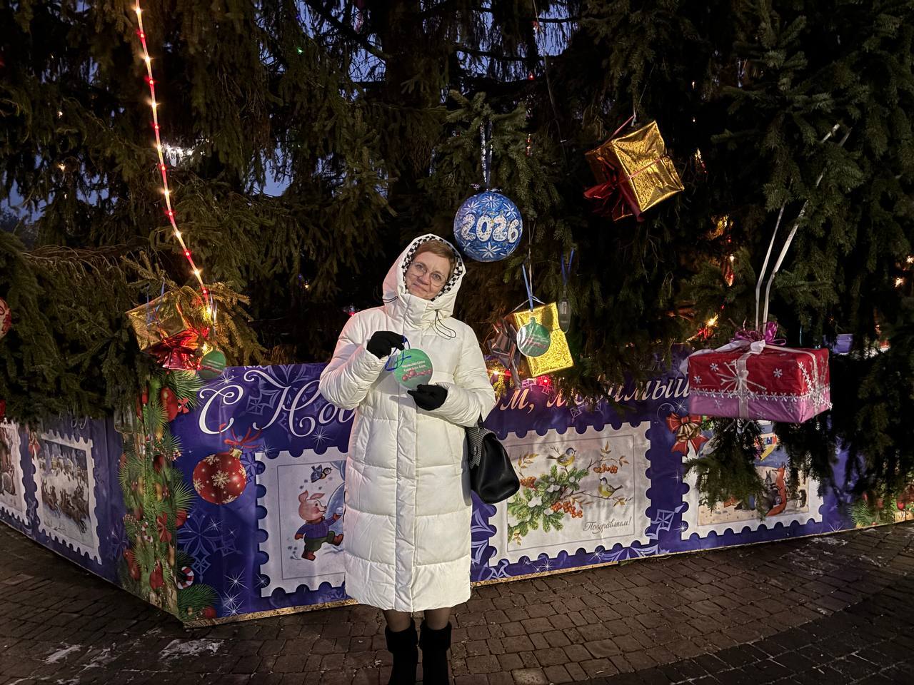 Праздничное настроение своим выступлением создавали участники образцового хореографического ансамбля «Шалуньи» Стародубской школы искусств (руководитель Л.В. Воловик), многочисленные сказочные персонажи и, конечно же... Праздничное настроение своим выступлением создавали участники образцового хореографического ансамбля «Шалуньи» Стародубской школы искусств (руководитель Л.В. Воловик), многочисленные сказочные персонажи и, конечно же...