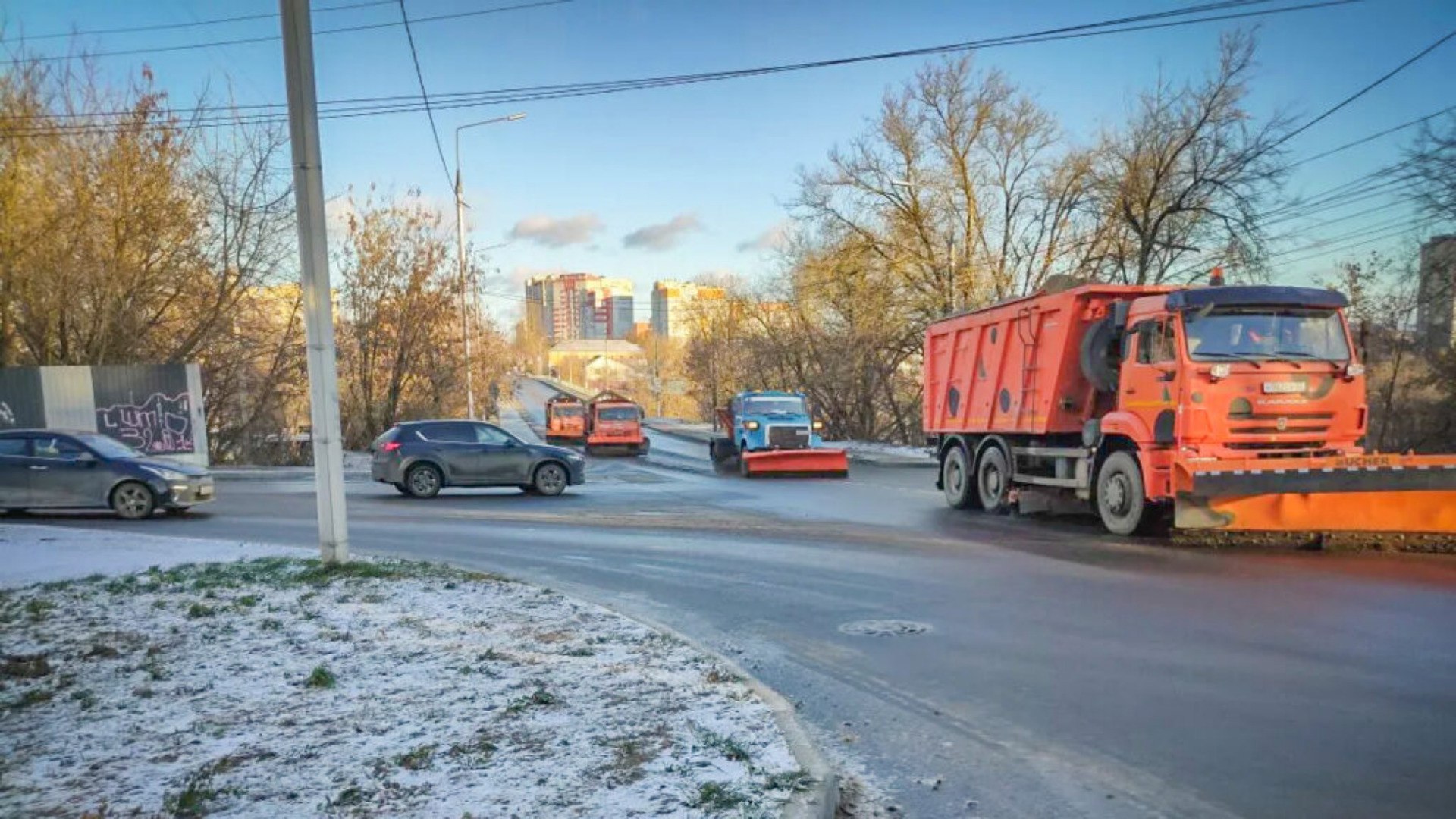 Брянские улицы на выходных обработали 380 кубометрами песко-соляной смесью