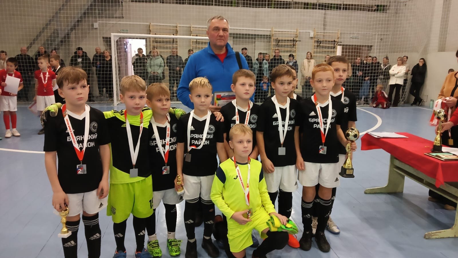 Футболисты Спортивной школы Брянского района стали серебряными призерами городского турнира по мини-футболу, посвященного памяти А.В. Фензелева