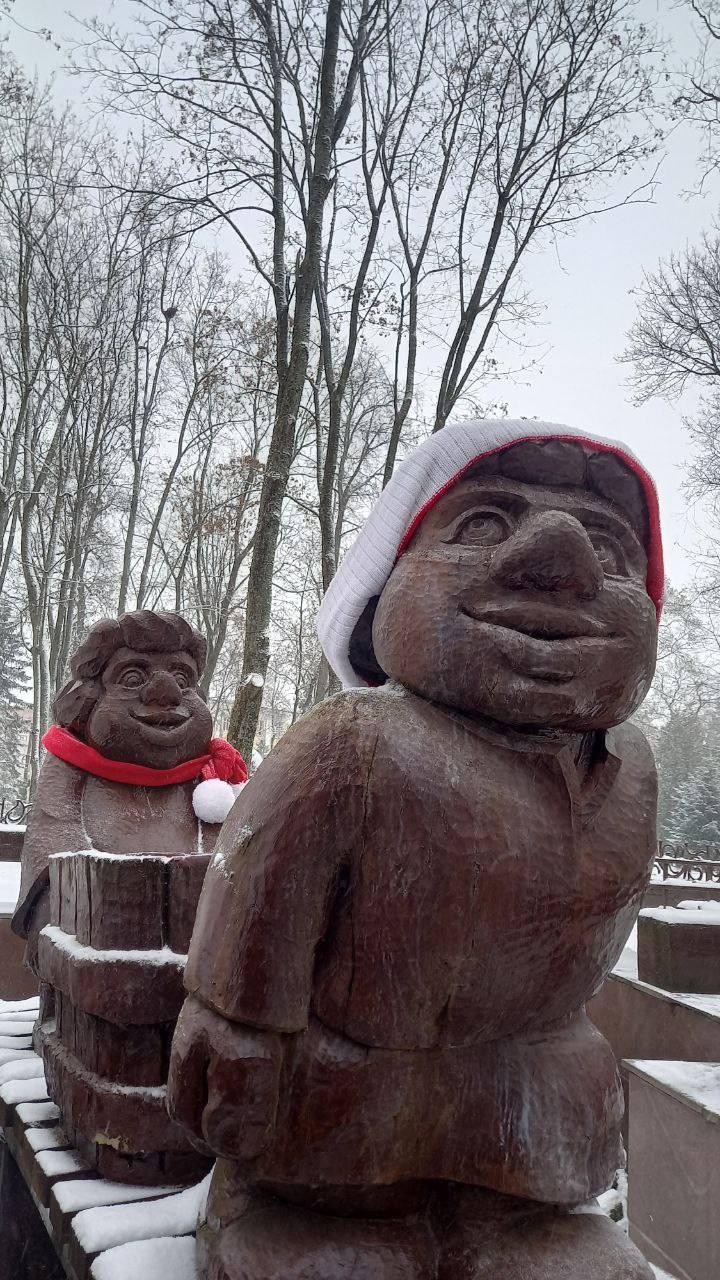 В парке-музее им. А. К. Толстого сказочных героев фонтана утеплили к зиме: мельники, кот и мыши обзавелись шапками и шарфами В парке-музее им. А. К. Толстого сказочных героев фонтана утеплили к зиме: мельники, кот и мыши обзавелись шапками и шарфами