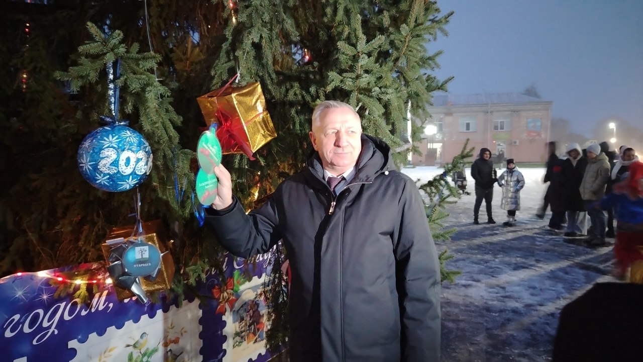 Праздничное настроение своим выступлением создавали участники образцового хореографического ансамбля «Шалуньи» Стародубской школы искусств (руководитель Л.В. Воловик), многочисленные сказочные персонажи и, конечно же... Праздничное настроение своим выступлением создавали участники образцового хореографического ансамбля «Шалуньи» Стародубской школы искусств (руководитель Л.В. Воловик), многочисленные сказочные персонажи и, конечно же...