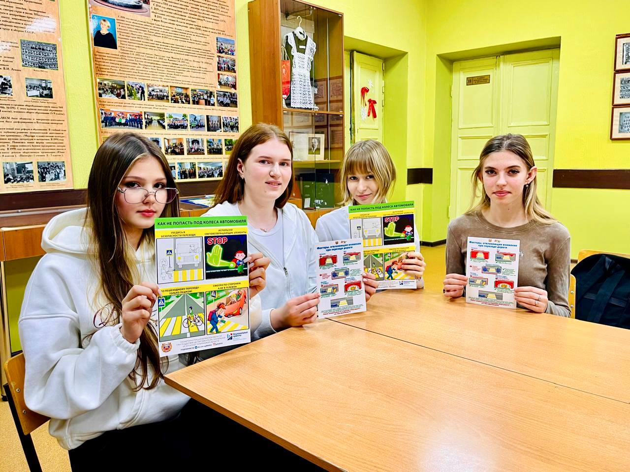 Сотрудники Госавтоинспекции совместно с сотрудниками ЛПП на железнодорожной станции Клинцы и ЛОП на ж. д. станции Унеча Брянского ЛО МВД России на транспорте провели игру-викторину «Знатоки России» Сотрудники Госавтоинспекции совместно с сотрудниками ЛПП на железнодорожной станции Клинцы и ЛОП на ж. д. станции Унеча Брянского ЛО МВД России на транспорте провели игру-викторину «Знатоки России»