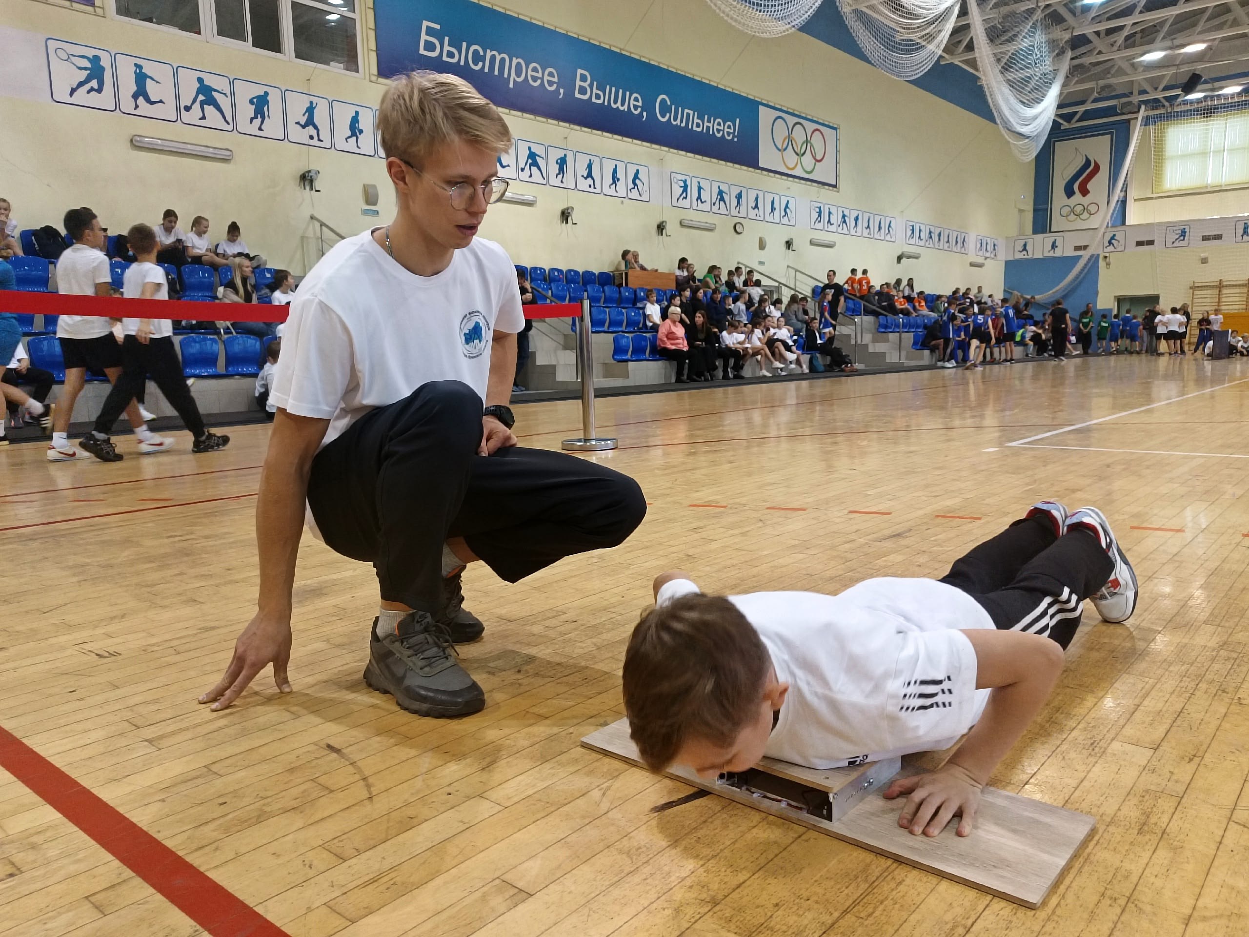 11 декабря в стенах Спортивно-оздоровительного комплекса «Брянск» 26 муниципальных команд, состоящих из участников возраста 9-12 лет, сразились в региональном Фестивале ВФСК ГТО «Игры ГТО – дети» 11 декабря в стенах Спортивно-оздоровительного комплекса «Брянск» 26 муниципальных команд, состоящих из участников возраста 9-12 лет, сразились в региональном Фестивале ВФСК ГТО «Игры ГТО – дети»