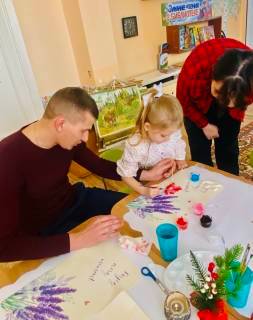 «Лавка чудес» - место, где можно увидеть своими глазами волшебные превращения белых гипсовых фигурок в цветные и новогодние