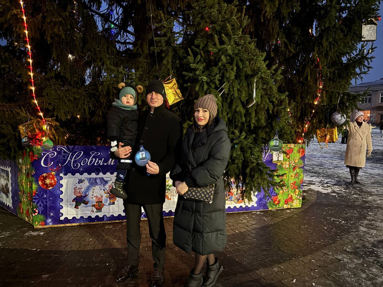 Праздничное настроение своим выступлением создавали участники образцового хореографического ансамбля «Шалуньи» Стародубской школы искусств (руководитель Л.В. Воловик), многочисленные сказочные персонажи и, конечно же... Праздничное настроение своим выступлением создавали участники образцового хореографического ансамбля «Шалуньи» Стародубской школы искусств (руководитель Л.В. Воловик), многочисленные сказочные персонажи и, конечно же...