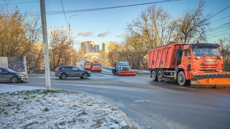 На борьбу со снегом в Брянске вышли 43 спецмашины