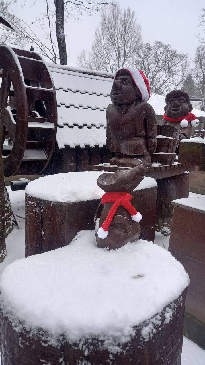 В парке-музее им. А. К. Толстого сказочных героев фонтана утеплили к зиме: мельники, кот и мыши обзавелись шапками и шарфами В парке-музее им. А. К. Толстого сказочных героев фонтана утеплили к зиме: мельники, кот и мыши обзавелись шапками и шарфами