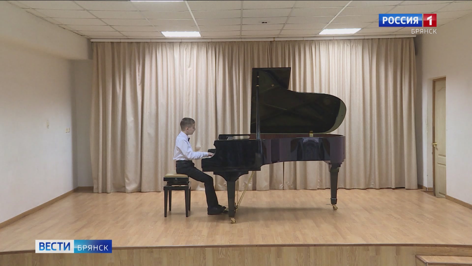38 талантливых юных пианистов приняли участие в конкурсе "От основ к совершенству"