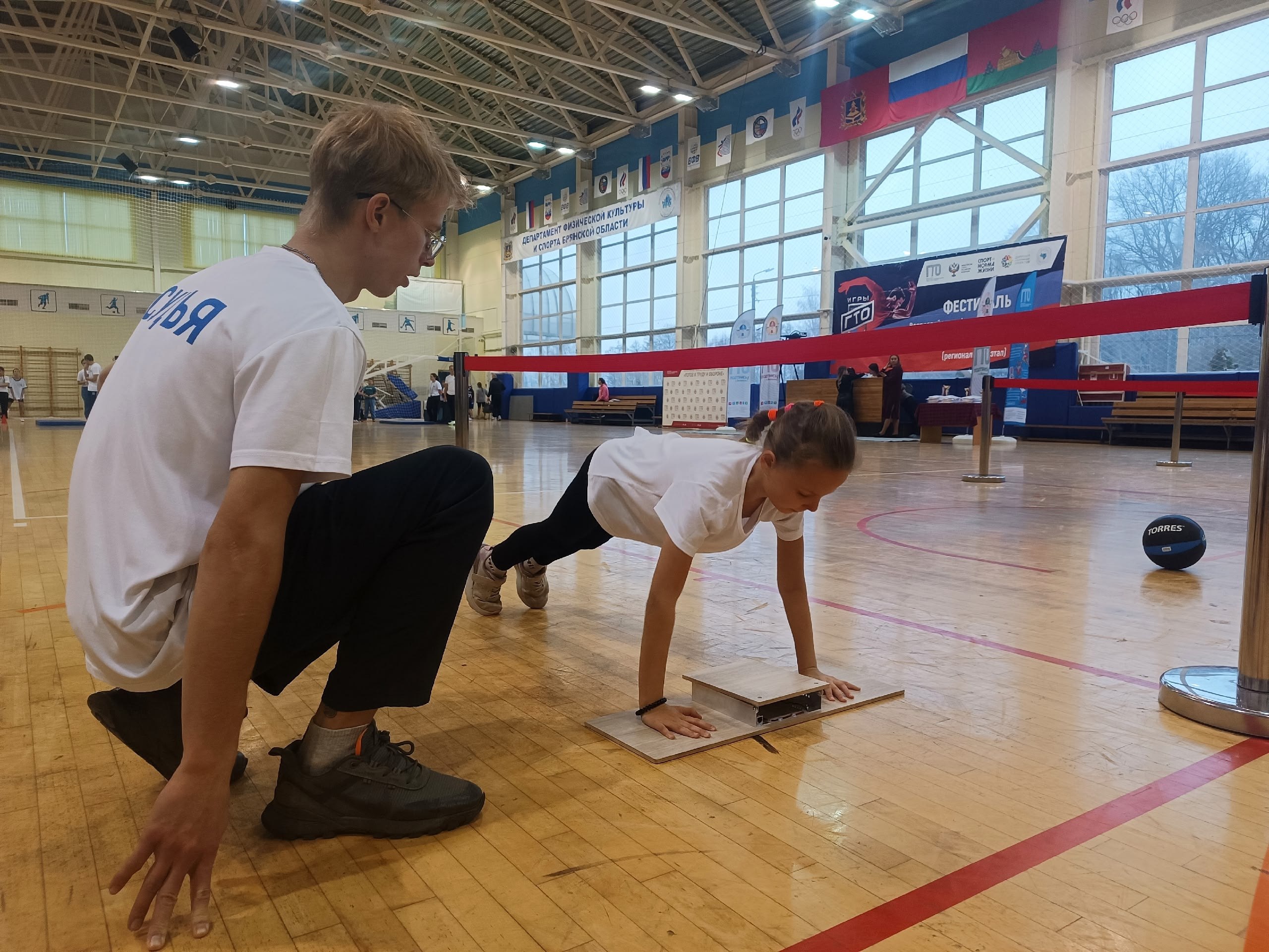 11 декабря в стенах Спортивно-оздоровительного комплекса «Брянск» 26 муниципальных команд, состоящих из участников возраста 9-12 лет, сразились в региональном Фестивале ВФСК ГТО «Игры ГТО – дети» 11 декабря в стенах Спортивно-оздоровительного комплекса «Брянск» 26 муниципальных команд, состоящих из участников возраста 9-12 лет, сразились в региональном Фестивале ВФСК ГТО «Игры ГТО – дети»