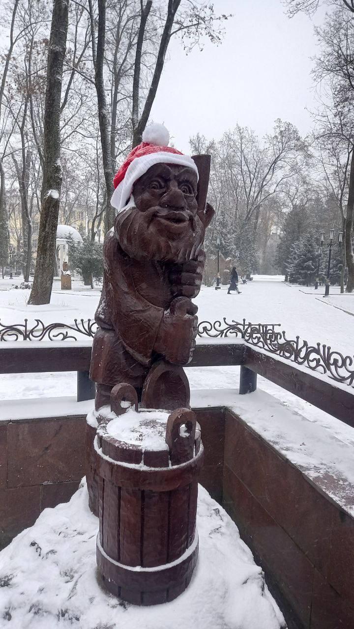 В парке-музее им. А. К. Толстого сказочных героев фонтана утеплили к зиме: мельники, кот и мыши обзавелись шапками и шарфами В парке-музее им. А. К. Толстого сказочных героев фонтана утеплили к зиме: мельники, кот и мыши обзавелись шапками и шарфами