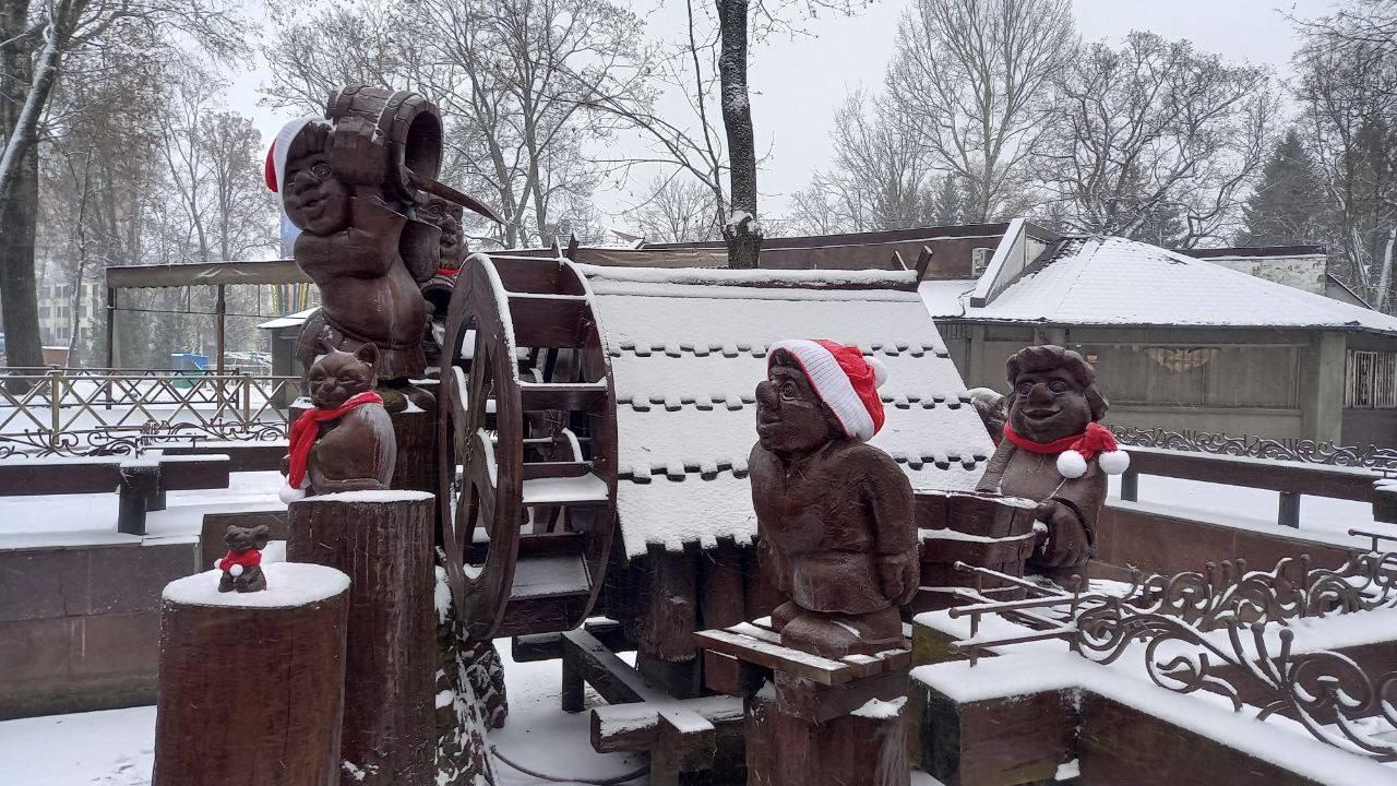 В парке-музее им. А. К. Толстого сказочных героев фонтана утеплили к зиме: мельники, кот и мыши обзавелись шапками и шарфами В парке-музее им. А. К. Толстого сказочных героев фонтана утеплили к зиме: мельники, кот и мыши обзавелись шапками и шарфами