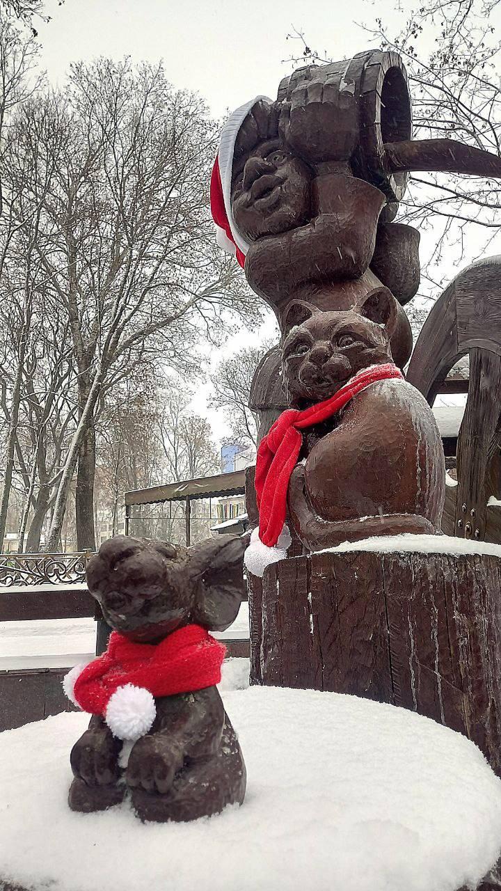 В парке-музее им. А. К. Толстого сказочных героев фонтана утеплили к зиме: мельники, кот и мыши обзавелись шапками и шарфами В парке-музее им. А. К. Толстого сказочных героев фонтана утеплили к зиме: мельники, кот и мыши обзавелись шапками и шарфами