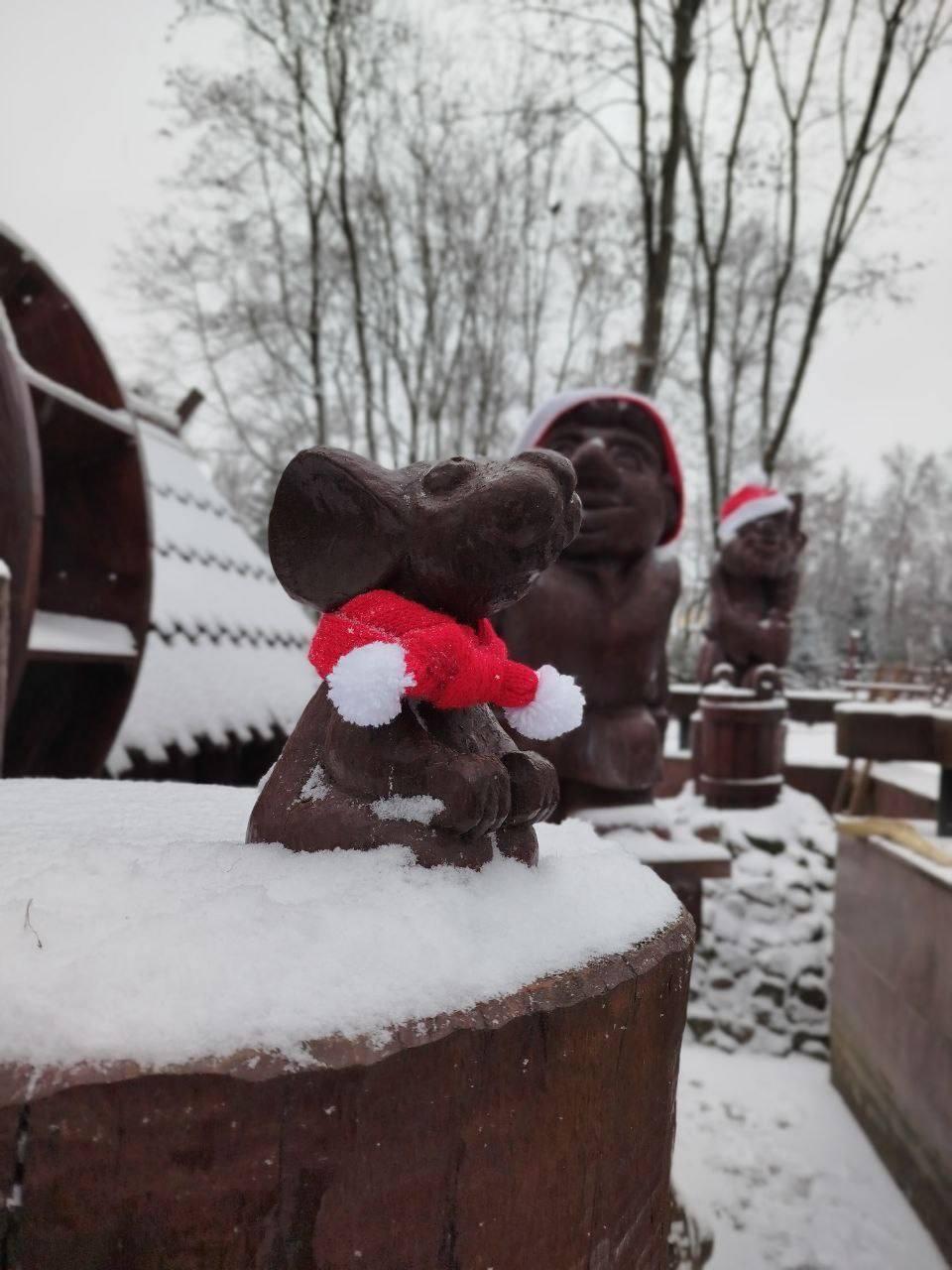 В парке-музее им. А. К. Толстого сказочных героев фонтана утеплили к зиме: мельники, кот и мыши обзавелись шапками и шарфами В парке-музее им. А. К. Толстого сказочных героев фонтана утеплили к зиме: мельники, кот и мыши обзавелись шапками и шарфами